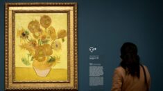 Le tableau de Van Gogh « Les Tournesols » aspergé de soupe à la tomate par des militantes écologistes