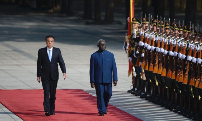 Le Premier ministre des îles Salomon, Manasseh Sogavare, et le Premier ministre chinois, Li Keqiang, inspectent les gardes d'honneur au Grand Hall du Peuple à Beijing, le 9 octobre 2019. (Wang Zhao/AFP via Getty Images)