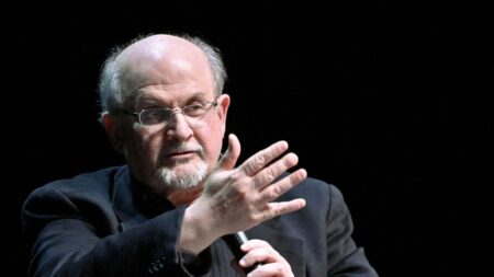 Salman Rushdie a perdu un œil et l’usage d’une main suite à son agression aux États-Unis