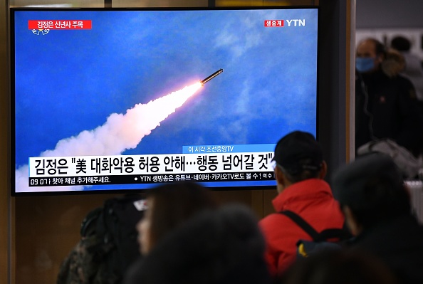 Kim Jong Un a personnellement supervisé mercredi ces lancements de missiles, qui ont parcouru 2.000 kilomètres au-dessus de la mer Jaune .Photo JUNG YEON-JE/AFP via Getty Images.