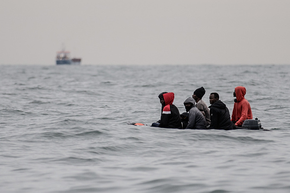 Des migrants à bord d'un bateau naviguant entre Sangatte et le Cap Blanc-Nez, dans la Manche, au large des côtes du nord de la France. (Photo :  SAMEER AL-DOUMY/AFP via Getty Images)