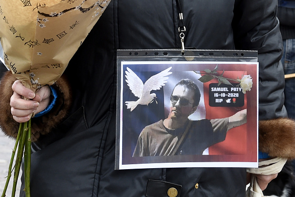 Hommage au professeur d'histoire Samuel Paty le 18 octobre 2020 à Lille, deux jours après qu'il ait été décapité par le djihadiste Abdoullakh Anzorov qui a été abattu par des policiers. (Photo : FRANCOIS LO PRESTI/AFP via Getty Images)