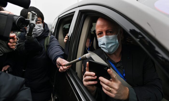 Peter Daszak, membre de l'équipe de l'Organisation mondiale de la santé chargée d'enquêter sur les origines du Covid-19, devant les médias à son arrivée à l'Institut de virologie de Wuhan le 3 février 2021. (Hector Retamal/AFP via Getty Images)