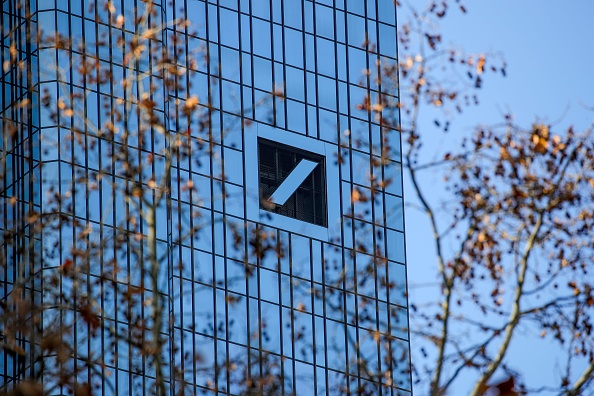 Le logo du géant allemand Deutsche Bank est visible sur son siège à Francfort-sur-le-Main, en Allemagne. (Photo : Armando BABANI / AFP) (Photo by ARMANDO BABANI/AFP via Getty Images)