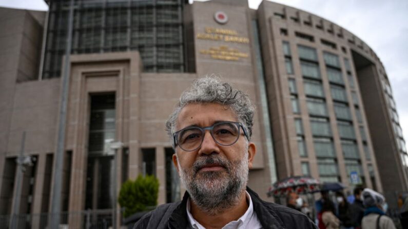 Erol Onderoglu, représentant de Reporters sans frontières (RSF) en Turquie, s'adresse à la presse devant le palais de justice d'Istanbul avant son procès, le 30 septembre 2021. (Photo by OZAN KOSE/AFP via Getty Images)