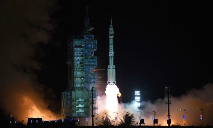 Une fusée porteuse Longue Marche 2F, transportant le vaisseau spatial Shenzhou 13 avec le deuxième équipage de trois astronautes vers la nouvelle station spatiale chinoise, décolle du Centre de lancement de satellites de Jiuquan dans le désert de Gobi, dans le nord-ouest de la Chine, tôt le 16 octobre 2021. (STR/AFP via Getty Images)