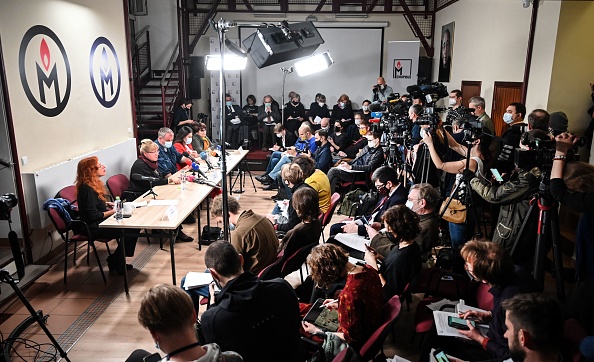 Les membres du groupe de défense des droits Memorial tiennent une conférence de presse dans leur bureau à Moscou le 18 novembre 2021. Photo par Alexandre NEMENOV / AFP via Getty Images.