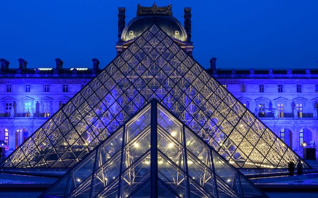 La Pyramide de la place du Musée du Louvre à Paris. (Photo : BERTRAND GUAY/AFP via Getty Images)