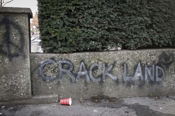 L'inscription "Crack Land" sur un mur près d'un camp de fortune, dans le quartier de la Porte de la Villette, au nord de Paris.  (GEOFFROY VAN DER HASSELT/AFP via Getty Images)