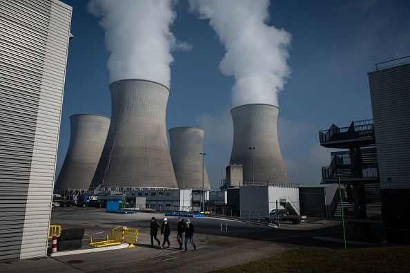 Vue de la centrale nucléaire du Bugey à Saint-Vulbas dans l'Ain. (JEAN-PHILIPPE KSIAZEK/AFP via Getty Images)