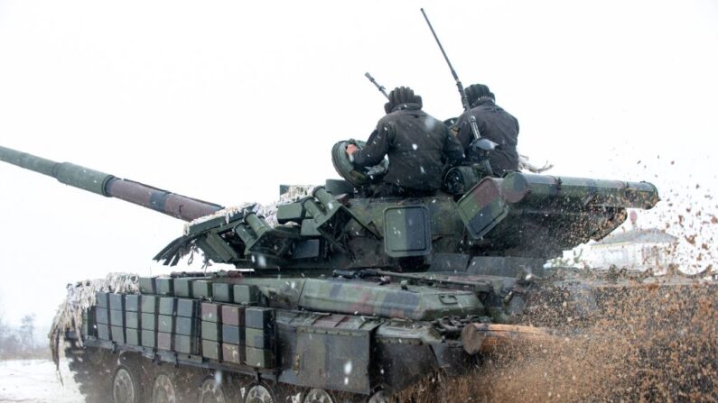 Des militaires des forces armées ukrainiennes de la 92e brigade mécanisée utilisent des chars, des canons automoteurs et d'autres véhicules blindés pour effectuer des exercices de tir réel près de la ville de Chuguev, dans la région de Kharkiv, le 10 février 2022. (SERGEY BOBOK/AFP via Getty Images)