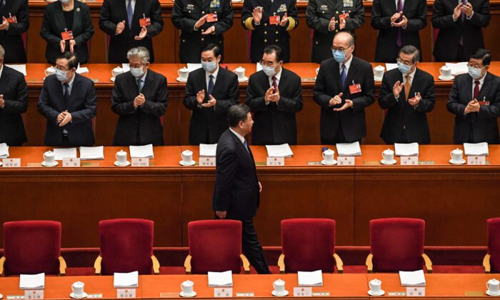 Le dirigeant chinois Xi Jinping arrive à la session d'ouverture de la conférence de la législature de l'estrade à Pékin, en Chine, le 5 mars 2022. (Leo Ramirez/AFP via Getty Images)