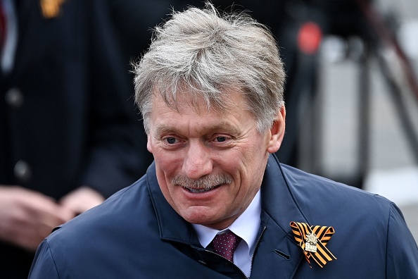 Le porte-parole du Kremlin, Dmitry Peskov, attend de regarder le défilé militaire du Jour de la Victoire sur la Place Rouge, dans le centre de Moscou, le 9 mai 2022. (Photo : KIRILL KUDRYAVTSEV/AFP via Getty Images)