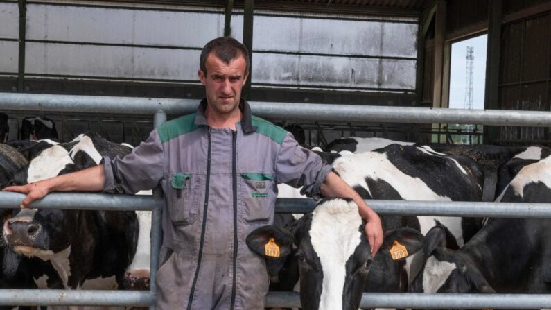 Frédéric Salgues, de la coopérative agricole communale surnommée "GAEC de Coupet", pose devant ses vaches, à Mazeyrat-d'Allier, dans le département de la Haute-Loire, le 3 juin 2022. (Photo by THIERRY ZOCCOLAN/AFP via Getty Images)
