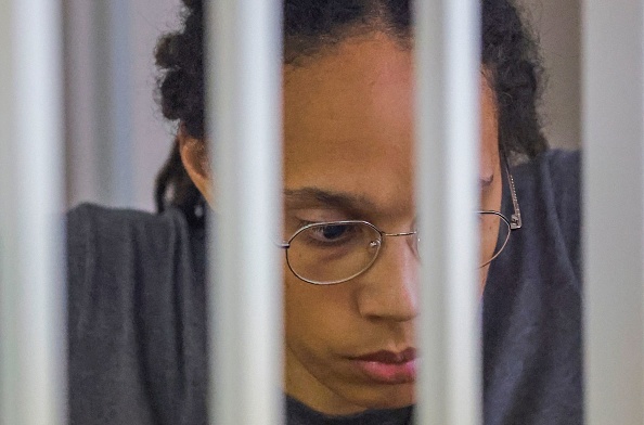 La joueuse de basketball Brittney Griner  est assise dans la cage des accusés après le verdict du tribunal lors d'une audience à Khimki, près de Moscou, le 4 août 2022. (Photo : EVGENIA NOVOZHENINA/POOL/AFP via Getty Images)
