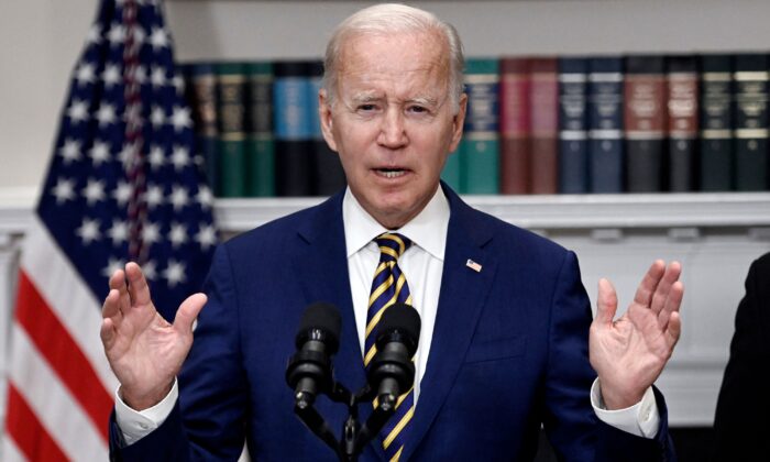 Le président Joe Biden annonce l'allègement des prêts étudiants dans la salle Roosevelt de la Maison-Blanche, le 24 août 2022. (Olivier Douliery/AFP via Getty Images)