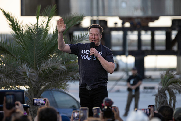 Le fondateur de SpaceX, Elon Musk, s'exprime lors d'un événement commun à T-Mobile et SpaceX, le 25 août 2022 à Boca Chica Beach, au Texas. Les deux entreprises ont annoncé leur intention de collaborer pour fournir un service cellulaire à T-Mobile en utilisant les satellites Starlink. (Photo : Michael Gonzalez/Getty Images)