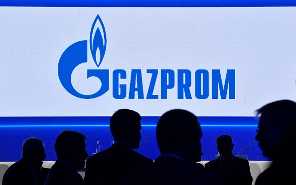 Le logo du géant énergétique russe Gazprom vu au Forum international du gaz de Saint-Pétersbourg, le 15 septembre 2022 (OLGA MALTSEVA/AFP via Getty Images)