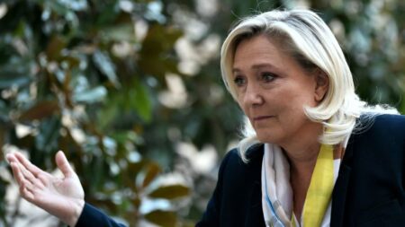 Carburants: un retour à la normale la semaine prochaine, « c’est très long », juge Marine Le Pen
