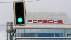 Allemagne: des écologistes restent 42 heures sans chauffage, ni nourriture, les mains collées au sol d’un garage Porsche