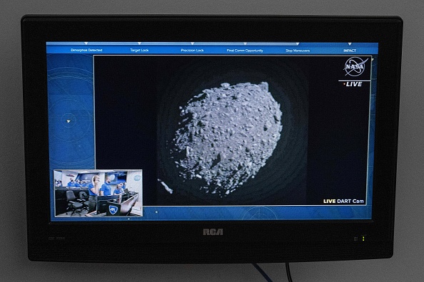 Un téléviseur du Centre spatial Kennedy de la NASA à Cap Canaveral, en Floride, capte les dernières images de l'essai de réorientation de l'astéroïde double (DART) juste avant qu'il ne percute l'astéroïde Dimorphos le 26 septembre 2022. (Photo : JIM WATSON/AFP via Getty Images)