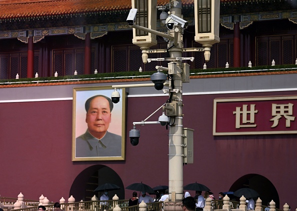 Des caméras de sécurité devant un portrait de Mao Zedong à la porte Tiananmen avant la fête nationale chinoise à Pékin le 27 septembre 2022. Photo de Noel CELIS/AFP via Getty Images.