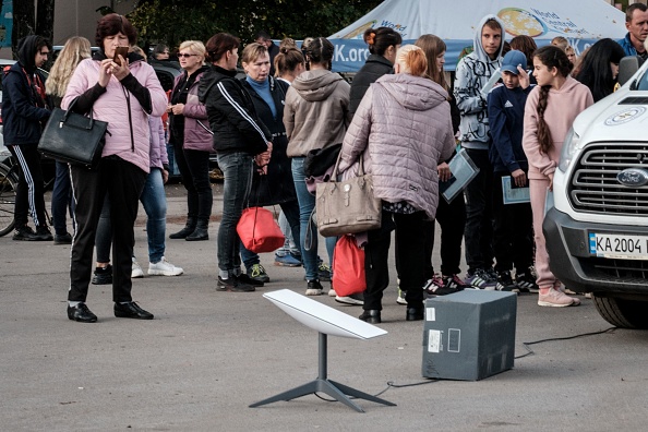 Un système à large bande par satellite Starlink est visible dans une station mobile de demande de passeport installée par le service national des migrations à Shevchenk, dans la région de Kharkiv, le 29 septembre 2022.  (Photo : YASUYOSHI CHIBA/AFP via Getty Images)