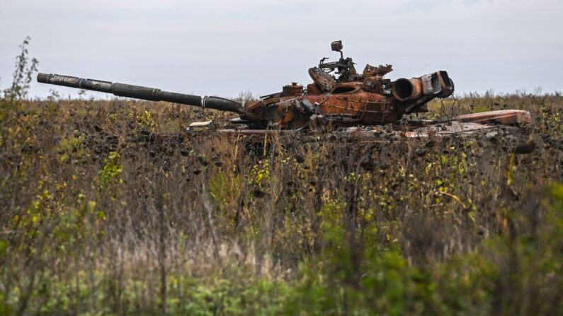 Un char d'assaut russe brûlé se trouve dans un champ de tournesols près d'Izyum, dans l'est de l'Ukraine, le 1er octobre 2022, au moment de l'invasion russe de l'Ukraine. (JUAN BARRETO/AFP via Getty Images)