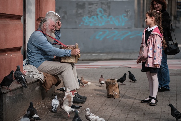 À Kharkiv le 1er octobre 2022, Victor joue de la boîte à musique, une ou deux fois par semaine depuis 2017, sauf un mois après l'invasion russe, car il souhaite sauver les âmes des gens avec la musique. Photo de YASUYOSHI CHIBA/AFP via Getty Images.