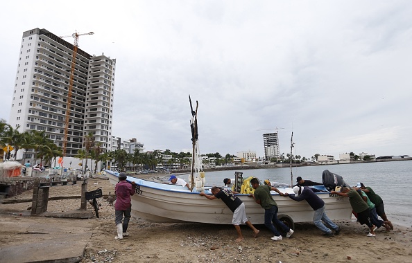 Des pêcheurs sortent un bateau de l'eau avant l'arrivée de l'ouragan Orlene, à Mazatlan, dans l'État de Sinaloa, au Mexique, le 2 octobre 2022. (Photo : STR/AFP via Getty Images)