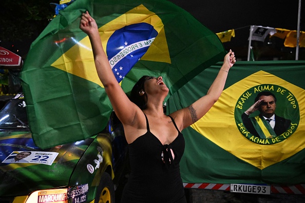 Une partisane du président brésilien et candidat à sa réélection, Jair Bolsonaro, réagit en regardant le décompte des voix de l'élection législative et présidentielle, à Rio de Janeiro, au Brésil, le 2 octobre 2022. (Photo : CARL DE SOUZA/AFP via Getty Images)
