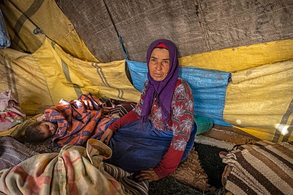 La femme amazighe Ida Ouchaali est assise dans sa tente près du village d'Amellagou où résident les derniers nomades du Maroc, le 2 septembre 2022. Photo de FADEL SENNA/AFP via Getty Images.