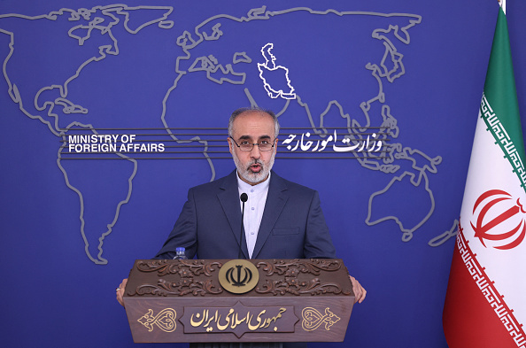 Le porte-parole du ministère iranien des Affaires étrangères, Nasser Kanani, s'exprime lors d'une conférence de presse dans la capitale Téhéran, le 3 octobre 2022. (Photo : ATTA KENARE/AFP via Getty Images)