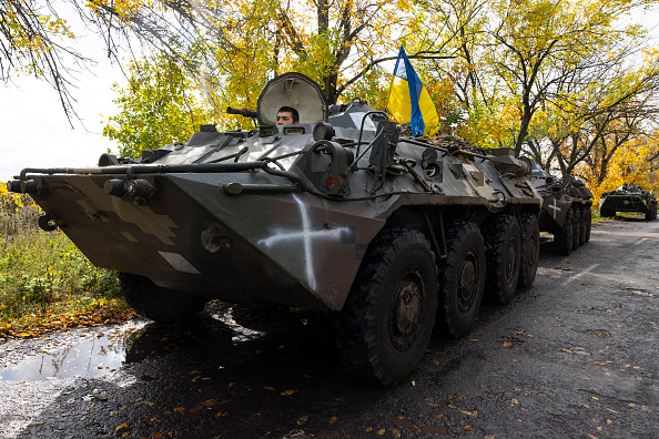 Des véhicules blindés de transport de troupes se dirigent vers les lignes de front le 4 octobre 2022 à l'extérieur de Kramatorsk, en Ukraine. Photo de Paula Bronstein/Getty Images.