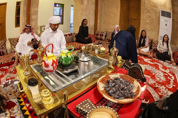 Les visiteurs se voient servir du "gahwa" traditionnel, préparé en torréfiant des grains de café puis en les faisant bouillir avec de la cardamome et du safran, à la maison culturelle de Doha le 13 septembre 2022. - Photo de Karim JAAFAR / AFP via Getty Images.

