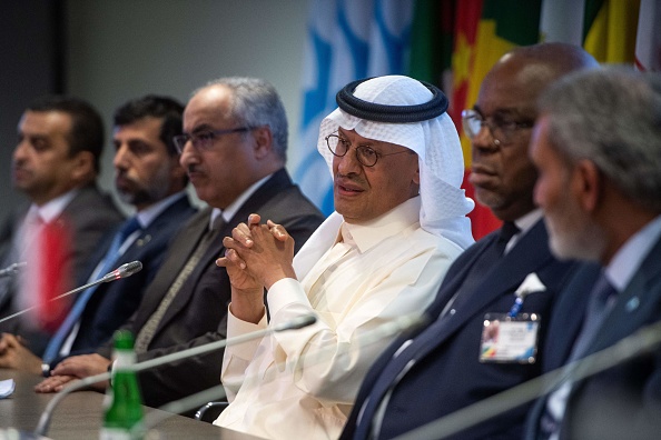 Le ministre de l'Énergie de l'Arabie saoudite, Abdulaziz bin Salman, s'exprime lors d'une conférence de presse après le 45e comité ministériel conjoint de surveillance et la 33e réunion ministérielle de l'OPEP et des pays non membres de l'OPEP à Vienne, en Autriche, le 5 octobre 2022. (Photo : VLADIMIR SIMICEK/AFP via Getty Images)