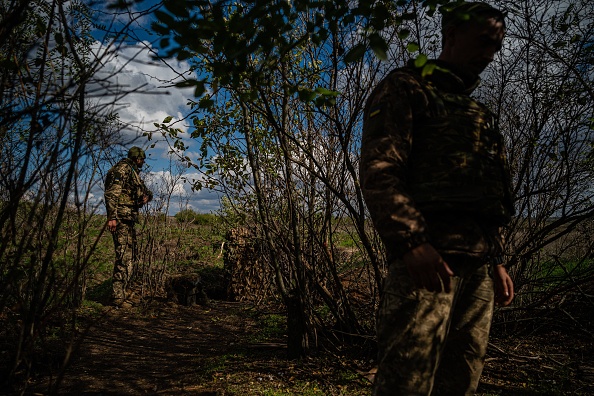 Des soldats ukrainiens se tiennent à leur position le long de la ligne de front dans la région de Mykolaïv le 5 octobre 2022. Photo de Dimitar DILKOFF/AFP via Getty Images.