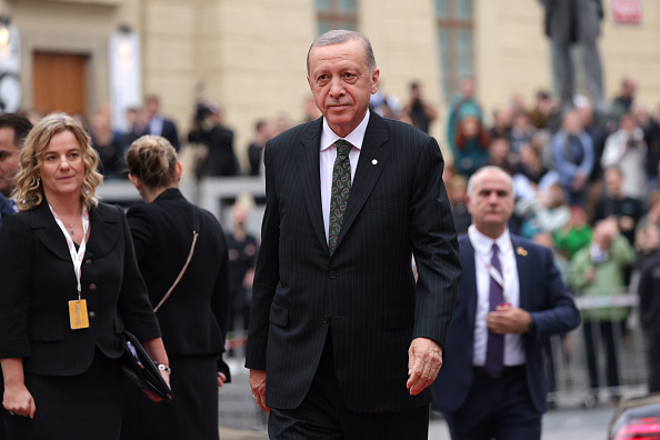 Le président de la Turquie Recep Tayyip Erdoğan arrive pour le premier jour de la réunion inaugurale de la Communauté politique européenne (CPE), le 06 octobre 2022 à Prague, en République tchèque.  (Photo : Sean Gallup/Getty Images)