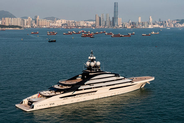 Le mégayacht de luxe, baptisé "The North", qui serait lié au milliardaire Alexei Mordashov, est vu ancré dans les eaux de Hong Kong le 7 octobre 2022. (Photo : ISAAC LAWRENCE/AFP via Getty Images)