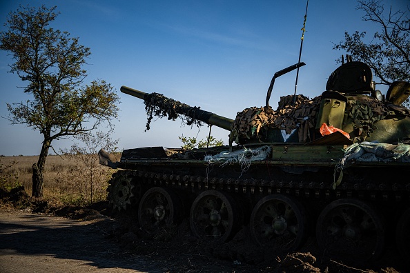 Un char russe T-62 abandonné dans une partie du sud de l'Ukraine qui a récemment été reprise par l'armée ukrainienne aux troupes russes, le 7 octobre 2022. Photo de Dimitar DILKOFF/AFP via Getty Images.