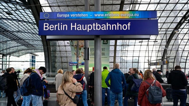 Plusieurs personnes attendent un train sur un quai de la gare centrale de Berlin, le 8 octobre 2022, suite à d'importantes perturbations sur le réseau ferroviaire allemand. (Photo by JOHN MACDOUGALL/AFP via Getty Images)