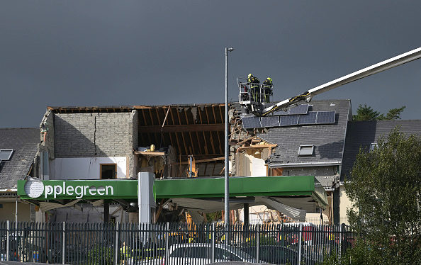 L'explosion a détruit la station-service et une partie d'un immeuble d'habitation adjacent. Applegreen le 8 octobre 2022 à Creeslough, en Irlande.  (Photo : Charles McQuillan/Getty Images)