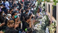 Tuerie en Thaïlande: au deuxième jour de rituels funéraires, les familles s’agenouillent lors d’une cérémonie