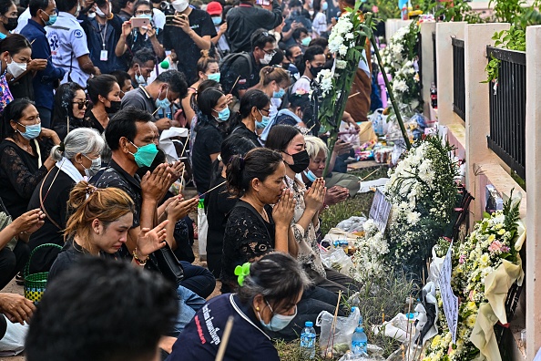 Les gens participent à une cérémonie bouddhiste pour appeler à libérer les âmes des enfants, qui ont été tués en Thaïlande le 09 10 2022. Photo de Lillian SUWANRUMPHA / AFPP via Getty Images.
