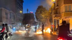 Iran: la télévision d’État piratée en direct, Ali Khamenei entouré de flammes