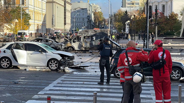 Plusieurs tirs de missiles ont été entendus dans la capitale ukrainienne, des véhicules détruits à Kiev le 10 octobre 2022. Photo par Arman SOLDIN / AFPTV / AFP via Getty Images.