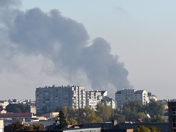 De la fumée s'élève au-dessus des bâtiments de la ville de Lviv, dans l'ouest de l'Ukraine, après un tir de missile russe, le 10 octobre 2022. (Photo : YURIY DYACHYSHYN/AFP via Getty Images)