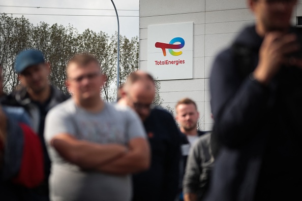 Des syndicalistes CGT et des salariés se rassemblent à côté du site de la raffinerie Total Energy, à Gonfreville-l'Orcher, près du Havre, le 10 octobre 2022.  (LOU BENOIST/AFP via Getty Images)