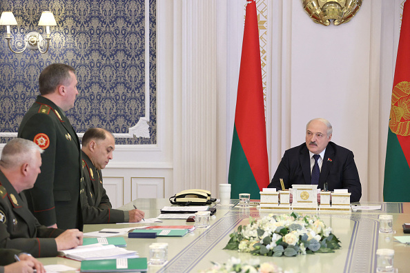 Le président biélorusse Alexandre Loukachenko rencontre des responsables militaires à Minsk le 10 octobre 2022. Photo by Maxim GUCHEK / BELTA / AFP via Getty Images.