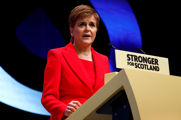 La première ministre écossaise, Nicola Sturgeon, prononce son discours d'ouverture lors de la troisième journée de la conférence du Parti national écossais à The Event Complex Aberdeen, le 10 octobre 2022 à Aberdeen, en Écosse. (Photo : Jeff J Mitchell/Getty Images)